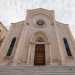 Qui, allincrocio con via Martiri dOtranto, si erge la struttura, che si presenta al visitatore con la graziosa facciata neoromanica della sua chiesa costruita nel 1935 su progetto dellarchitetto Alberto Casale de Bustis y Figoroa